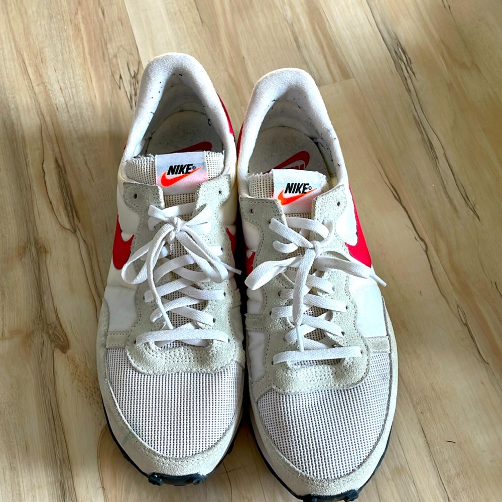 Nike challenger OG Retro tennis shoes.
